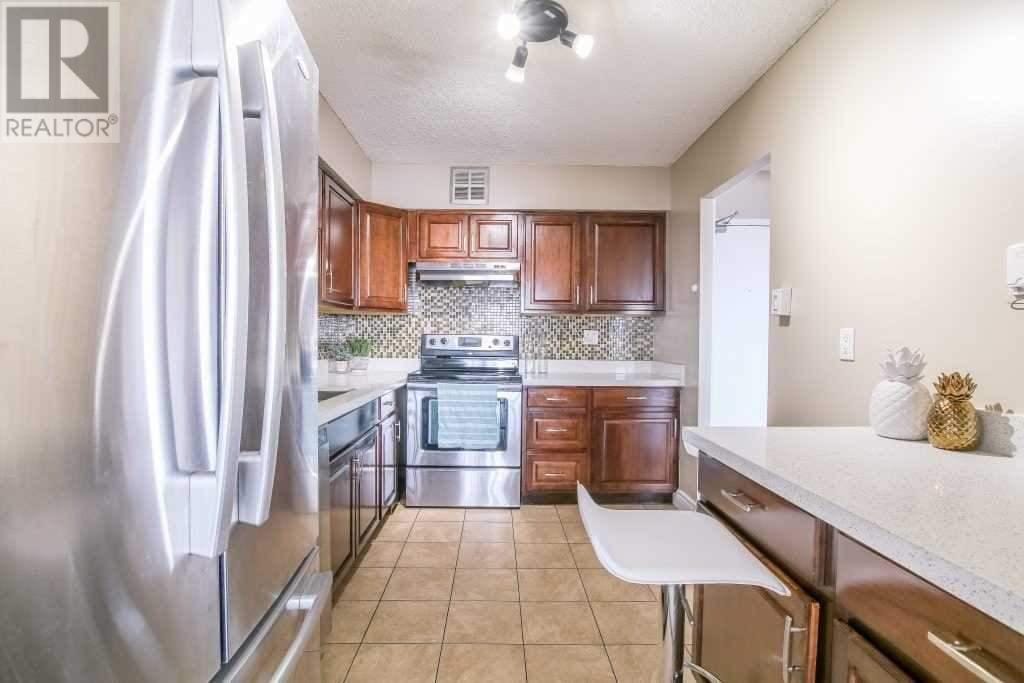 Kitchen with breakfast counter